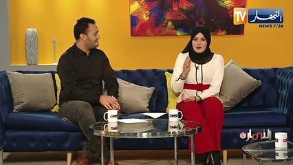 روسيا: "دجاجة".. ترعى 7 قطط عمياء وتدافع عنهم بشراسة