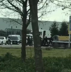 Son dakika haberleri! ATAŞEHİR'DE TRAFİKTE YOL VERME KAVGASI KAMERADA