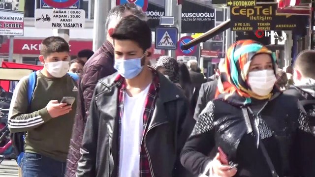 - Dükkanının kapanmasını istemeyen esnaf, cansız mankene maske taktı