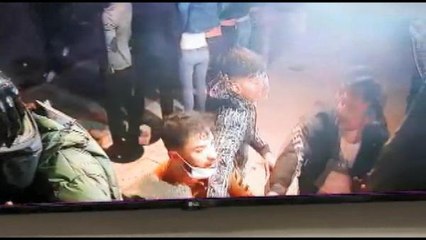 Son dakika! ESENYURT'TA DÖNER BIÇAKLI KAVGA; SOKAK SAVAŞ ALANINA DÖNDÜ