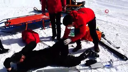 Kayak yaparken ayağını kıran vatandaşın yardımına jandarma yetişti