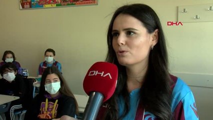 SPOR Sınavda tüm soruları doğru yanıtlayan öğrenci, Galatasaraylı öğretmenine Trabzonspor forması giydirdi