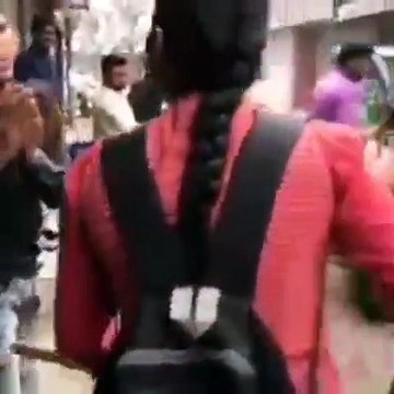 मेरठ: छात्रा ने मनचलों को सिखाया सबक, पुलिस का डंडा छीनकर की जमकर धुनाई, वायरल वीडियो