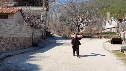 Mehmet ustanın elinden çıkan tahta arabalar 60 yıldır çocukların yüzünü güldürüyor