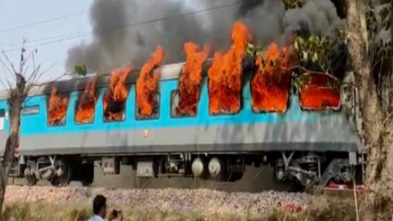 Fire breaks out in Shatabdi Express in Uttarakhand