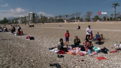 Masasını sandalyesini kapan sahile koştu