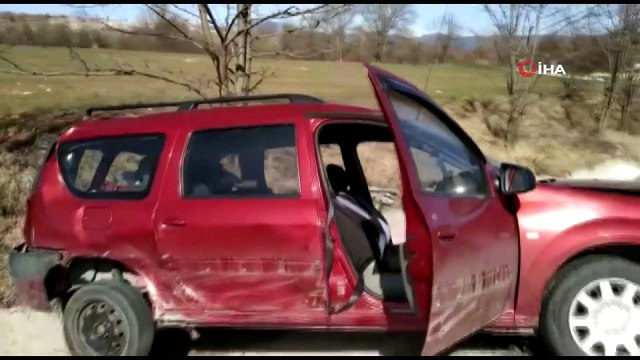 - Doktorun kullandığı hafif ticari araç traktöre çarpıp takla attı : 4 yaralı