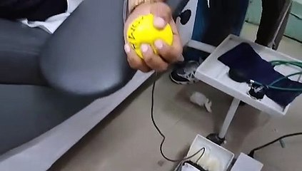 रक्तदाताओं ने किया रक्त का दान