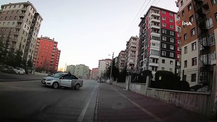 - Sokaktan çıkan otomobilin caddedeki otomobile çarpma anı kamerada