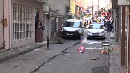 Son dakika haberi: ŞİŞLİ'DE KRİZ GEÇİREN KİŞİ EVDEKİ EŞYALARI SOKAĞA ATTI; ÖZEL HAREKAT POLİSİ DEVREYE GİRDİ