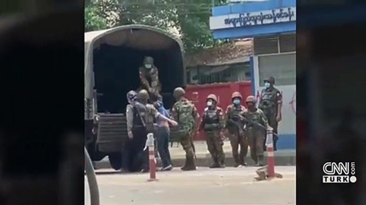 Myanmar'da askerler göstericileri döve döve gözaltına alıyor