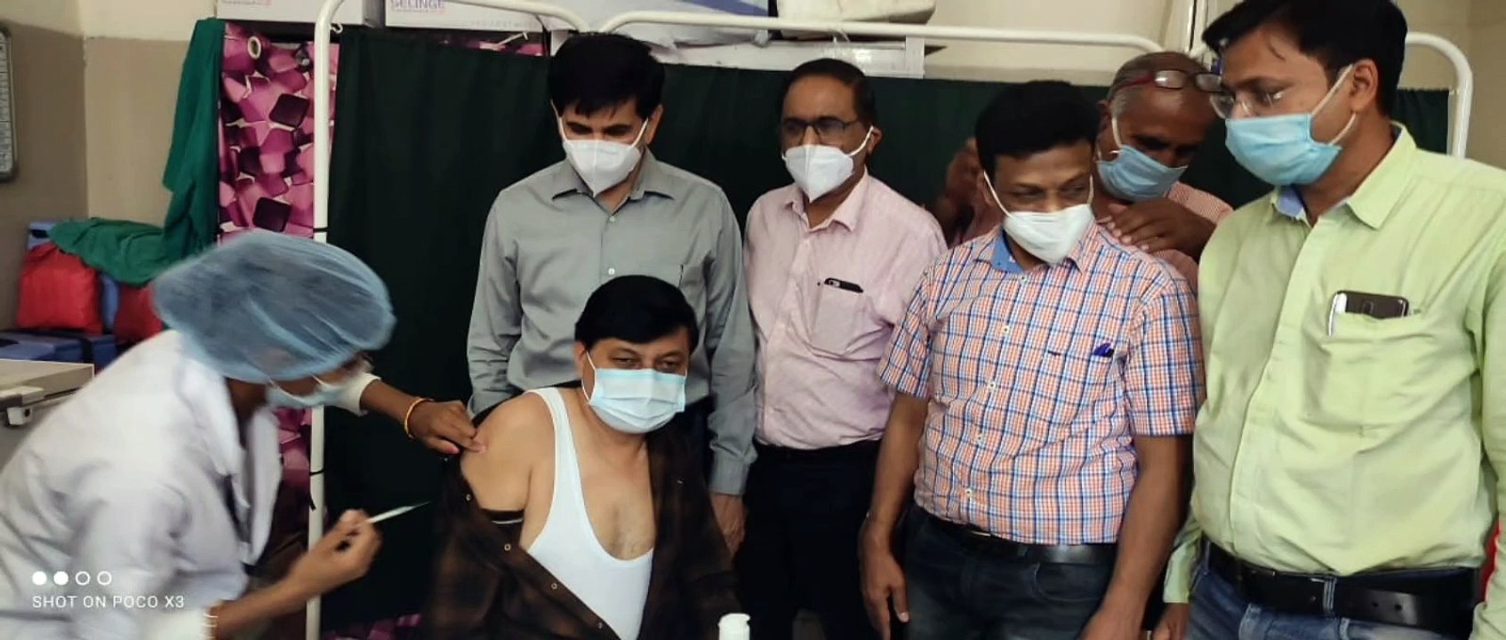 कलेक्टर दिनेश जैन ने कोरोना वैक्सीन का दूसरा डोज लगवाया