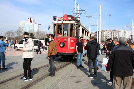 TAKSİM MEYDANI VE İSTİKLAL CADDESİ'NDE YOĞUNLUK