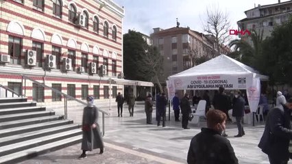 İSTANBUL CAMİ AVLUSUNA KURULAN ÇADIRDA 65 YAŞ ÜSTÜNE KOVİD-19 AŞISI