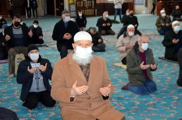 AVCILAR MÜFTÜSÜNDEN SAĞLIK ÇALIŞANLARINA KARANFİL