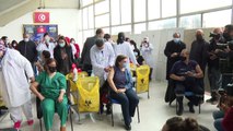 تونس تبدأ حملة التطعيم ضد فيروس كورونا بعد تأخرها شهراً