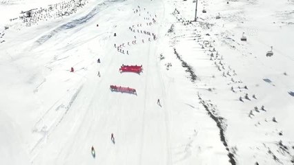 Kayakçılar Yıldız Dağı'nda bayraklı iniş gösterisi sundu