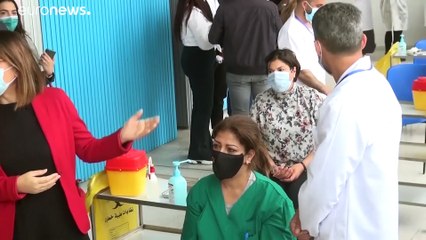 شاهد: تونس تبدأ حملة التطعيم ضد فيروس كورونا بعد تأخرها شهراً
