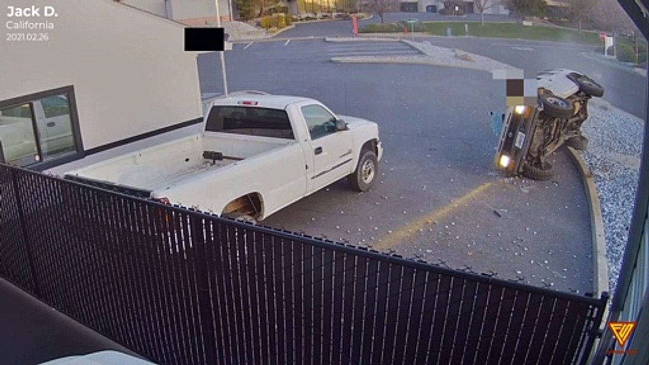 Car crash into parking lot 2021.02.26 — California