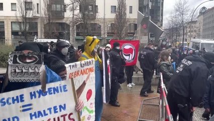 Kovid-19 önlemleri protesto edildi