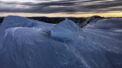 Cette maison dans les Alpes est entièrement couverte de neige et de glaces