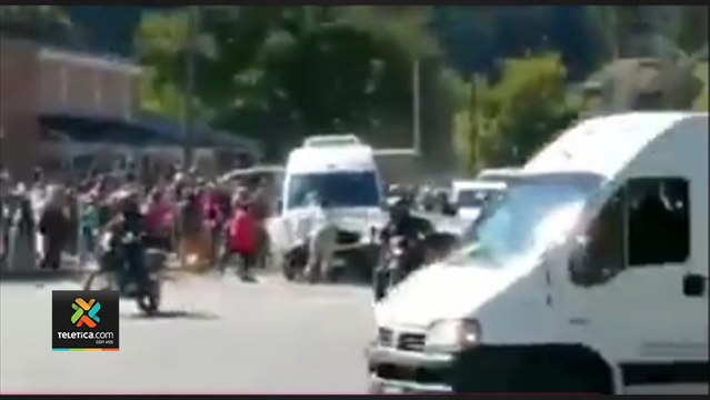 tn7-Argentina- Carro que transportaba al presidente es atacado con golpes, palos y piedras-130321