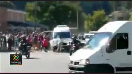 tn7-Argentina- Carro que transportaba al presidente es atacado con golpes, palos y piedras-130321