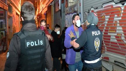 Bekçilerle açık eğlence mekanındaki müşteriler arasında kavga çıktı