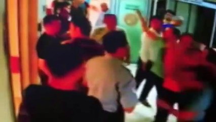 Yoğun bakım kapısını kırıp doktorlara saldırdılar