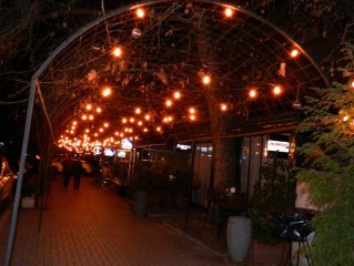 - Kosova'da Covid-19 salgının 1. yılında kafe ve restoranlardan ışıkları söndürme eylemi