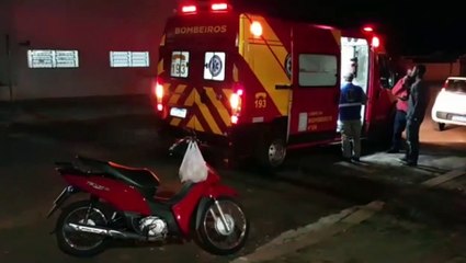 Fiat Uno e Biz se envolvem em acidente na Rua Jacarezinho