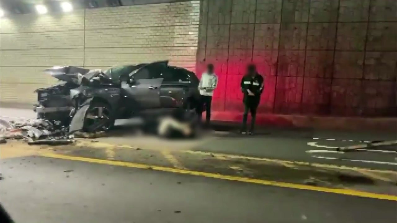 부산에서 SUV 차량 중앙분리대 충돌...1명 다쳐 / YTN