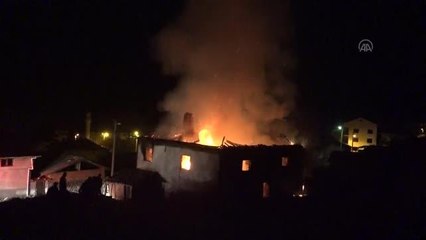 Son dakika haber: Yanan iki katlı ahşap ev kullanılamaz hale geldi