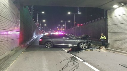 부산에서 지하차도 기둥 충돌...음주운전 여부 조사 / YTN