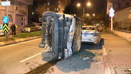 Bir kolu alçıda araç kullanan minibüs şoförü önce bir araca çarptı, ardından takla atıp başka bir otomobilin üstüne düştü