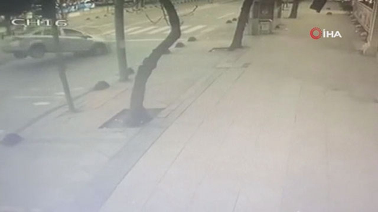 Kırmızı ışıkta geçmeye çalıştı dehşet saçtı