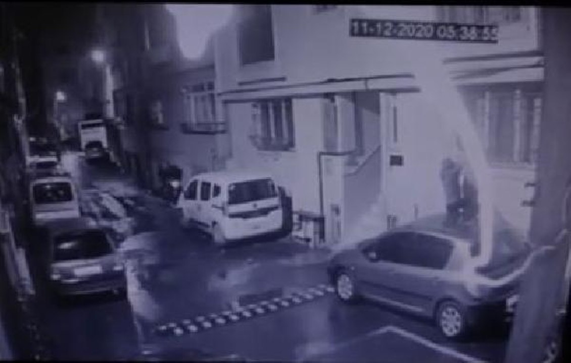 ŞİŞLİ'DE İKİNCİ KATTAKİ DAİREYE TIRMANARAK GİREN