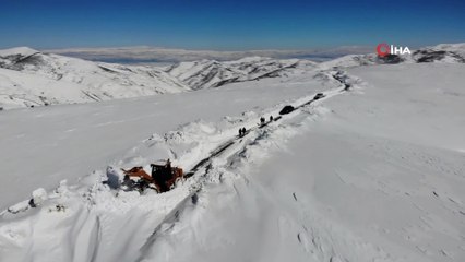 Muş’ta 4 metre karla zorlu mücadele