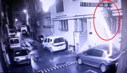 Pencere korkuluklarından tırmanıp eve giren hırsız kamerada