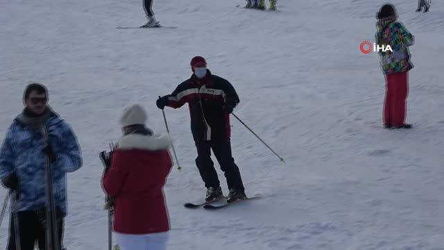 Güneşle karın birleştiği Uludağ'da doyasıya eğlendiler