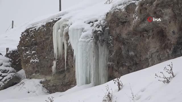Ağrı'da su deposu dondu, dev buz sarkıtları oluştu