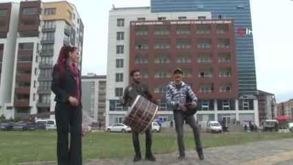 'Boşandım' diye davul zurna çaldırdı şimdi de uzaklaştırma aldırdı