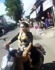 Geger! Pengantin Wanita Nekat Naik Motor Jemput Pasangan yang Ketiduran