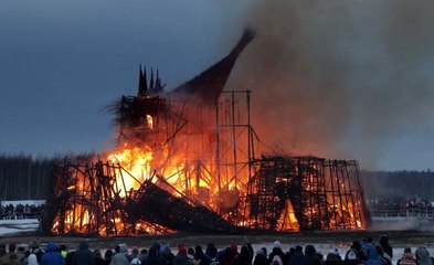 - Maslenitsa Bayramı kutlamalarında dev kale Covid-19'a karşı yakıldı