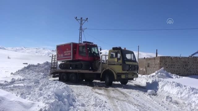 Yolu kapanan mezradaki hastaya paletli ambulansla ulaşıldı