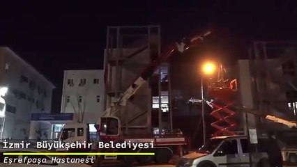 İzmir Büyükşehir Belediyesi, hayatını kaybeden sağlık çalışanlarının isimlerini hastane duvarına yazdı