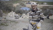 لاجئ سوري في تركيا يجمع الحجارة ويبيعها على شكل أدوات منزلية منحوتة