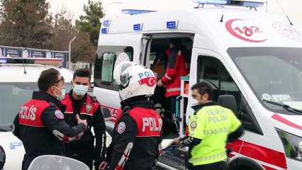 Motosiklet önce kaldırıma sonra direğe çarptı: 2 yaralı