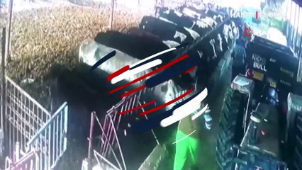 Büyükbaşlar aşıdan korkunca ahır demirlerini söktü