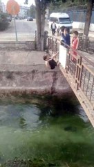 Çocuğun tehlikeli kanal eğlencesini hem kaydetti, hem de 'maşallah' diye destekledi